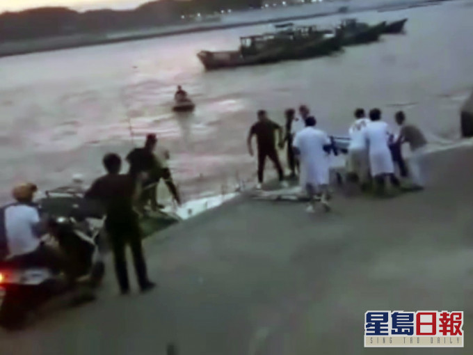 海邊拍攝婚紗照新娘被海浪捲走,事故已致2人死亡1人失蹤。(網圖)