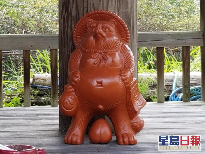 至今無人能解答狸貓胯下的圓形物體是甚麽用意。網上圖片