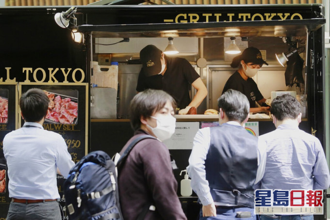 研究指在戶外不戴口罩交談或者飲食都會有傳播病毒風險。AP資料圖片