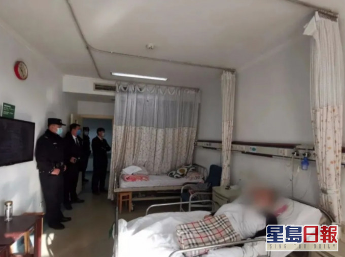 田男一家6年来以病房为家。网图