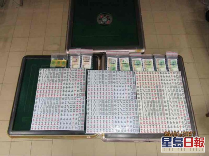 行动中检获6副麻雀及约4500元赌款。图:警方提供