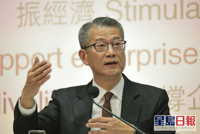 陳茂波指新一波疫情打擊本港經濟復蘇。資料圖片