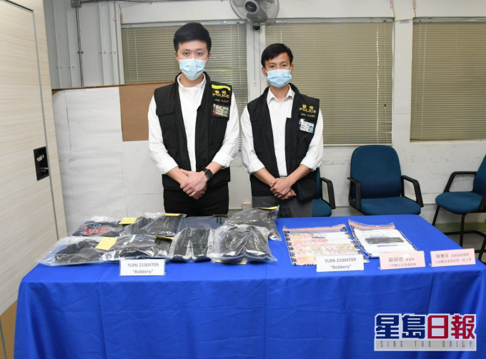 警方讲解案情。