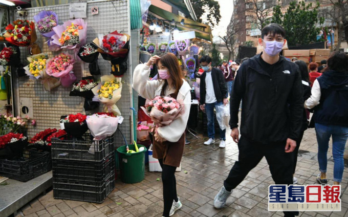 有市民到花墟選購情人節花束。