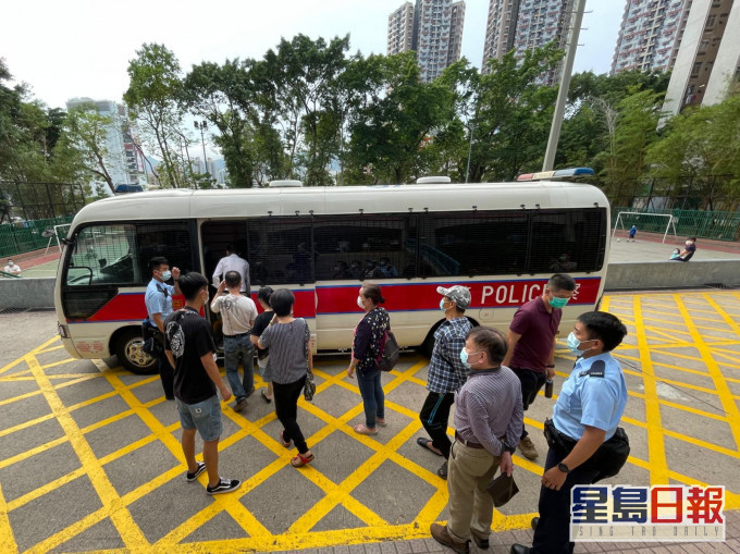 9名男女涉嫌「在賭博場所內賭博」。
