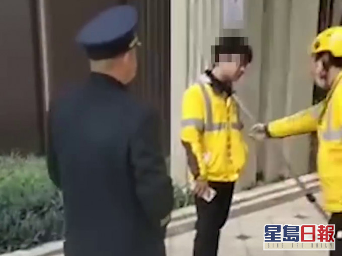 因拒绝登记保安用钢叉锁住外卖员,同事怒斥:你把他当人了吗?