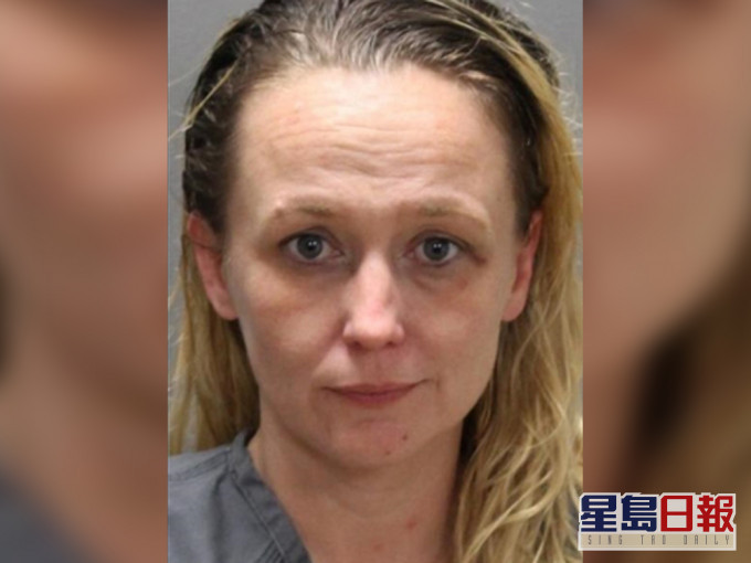 戴拳套現身女兒學校毆打一名女生,母親辯稱強力膠黏着脫不掉。