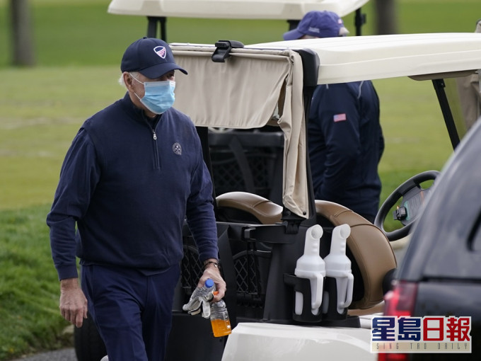 拜登上任後第一次打高爾夫球。AP圖片