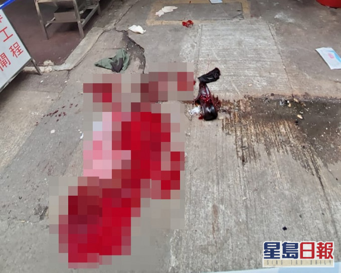 現場遺下大灘血跡。