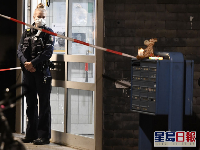德國發生恐怖倫常慘案,有人為死去的5名孩子點起蠟燭,哀悼這些幼小生命的逝去。AP圖片
