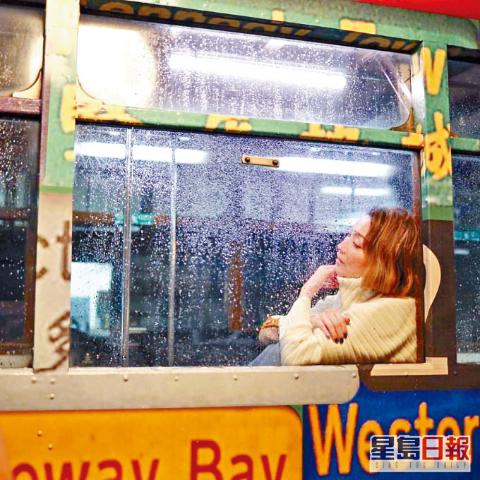 雖然黑雨,但Sammi在電車內還是相對的安全。