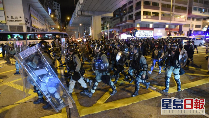 當晚大批人士集結於旺角警署防暴警到場驅趕。資料圖片