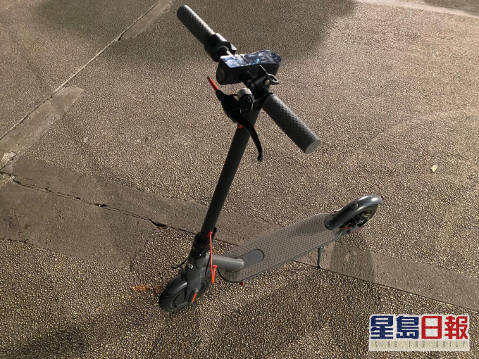 警方指男子非法駕駛電動可移動工具行動。