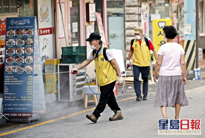 南韓連續2日新增確診人數低於300人。AP