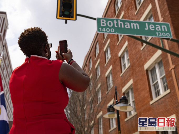 街道改名為Botham Jean Boulevard。AP