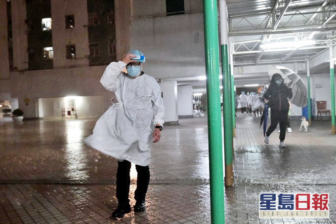 天文台發出今年首個黃色暴雨警告,晚上雨勢頗大。