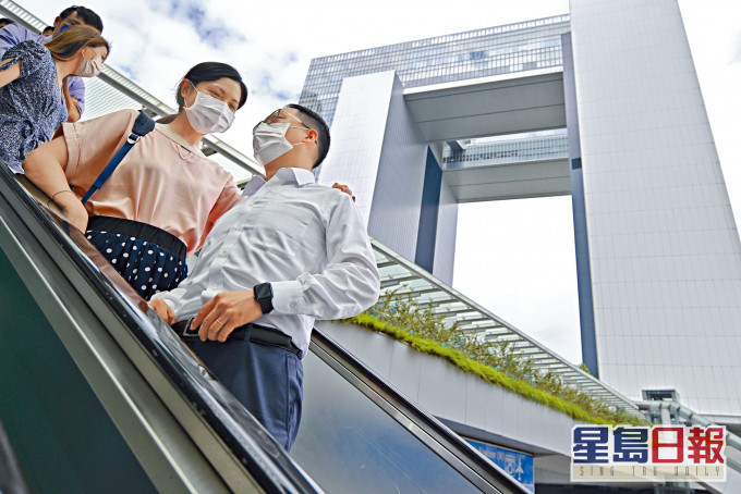 ■本年度申請政務主任職系(AO)及二級行政主任職系(EO)申請人數均跌約三成,同創近十年新低。