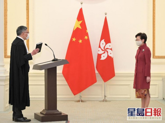 终审法院首席法官张举能(左)在行政长官林郑月娥监誓下,作出司法誓言。
