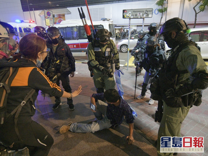 事发当日,许智峯(倒地者)一度与防暴警员理论。资料图片