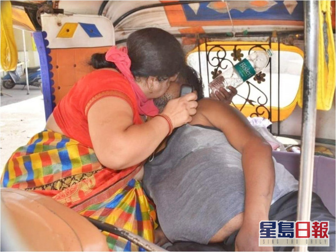 妻子不顧染疫風險,為丈夫作人工呼吸。網圖