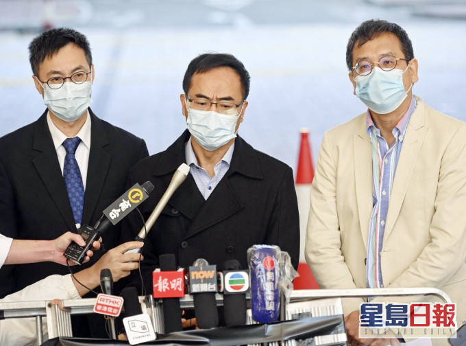 冯伟华(中)表示,教协不派人参加选委会选举是「毫无悬念」。资料图片