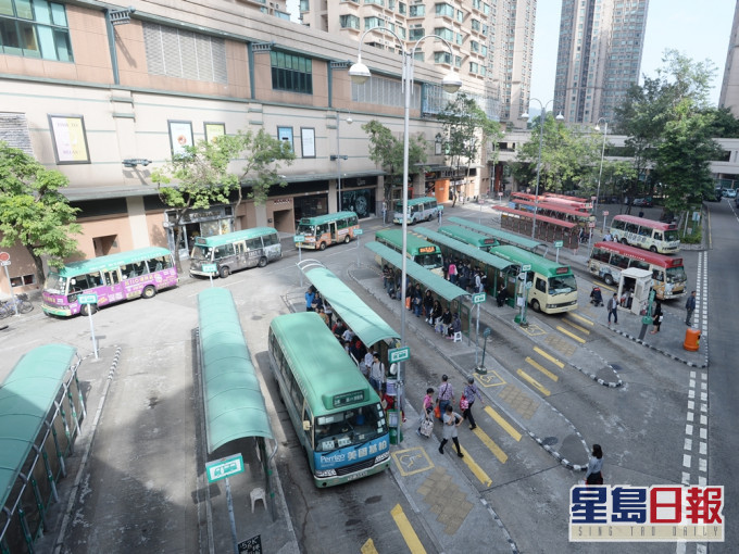 一家三口坐小巴只付成人車費,女童沒付款卻獨佔一座。資料圖片