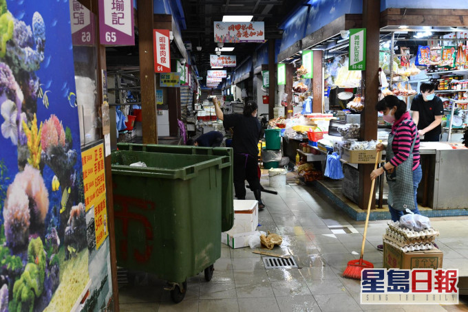 衛生防護中心將鯉魚門市場連同患者工作的地點及住所列入強檢名單。