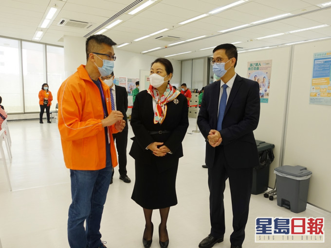 二人到訪教育局九龍塘教育服務中心社區疫苗接種中心。