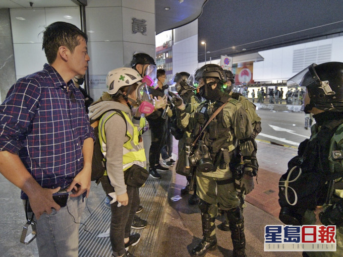 事发当日,许智峯(左)一度与防暴警员理论。资料图片