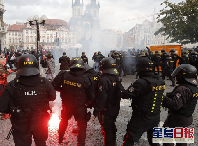 捷克有民眾不滿防疫措施,爆發激烈的警民衝突。AP