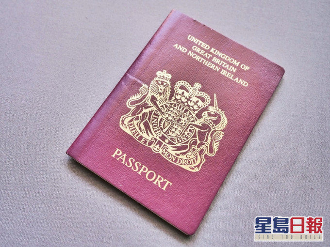 英國政府今日起開放手機應用程式予BNO持有人申請簽證。資料圖片