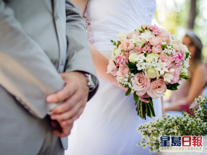 有網民指其親友的女上司近日正籌備第4次婚禮,而該名親友5年內已收了3次「紅色炸彈」。unsplash圖片