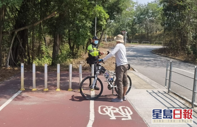 警員向踏單車人士派發「駕駛單車人士安全指引」。圖:警方提供