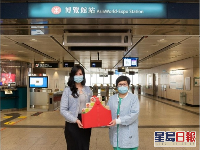 港鐵今日向於亞博社區治療設施當值的醫護人員致送250盒曲奇。