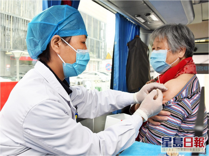内地新冠疫苗累计接种剂次已超过一亿。新华社图片