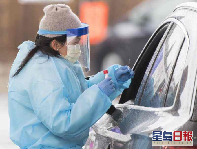 蒙特利尔医护人员正为市民检疫。AP