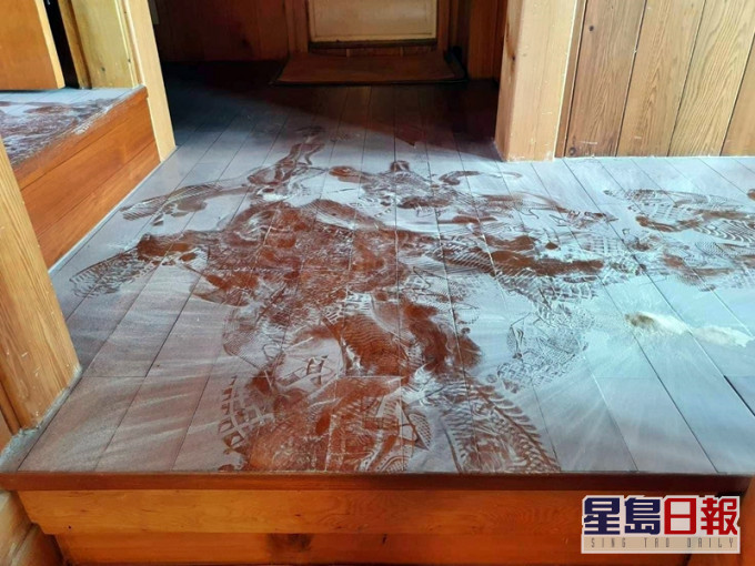 該群客人在民宿大玩滅火桶,令地上滿是乾粉。網圖