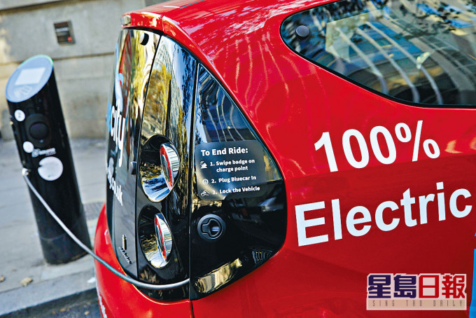 一輛電動車在倫敦使用充電設施充電。