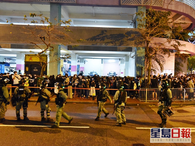 將軍澳尚德邨有26人涉違禁聚令及口罩令,遭警方發定額罰款告票。資料圖片