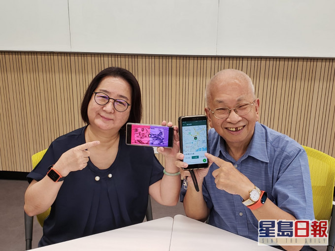 左起:香港圣公会东区长者学苑学员锺少玲、香港理工大学活龄学院 学员萧福宏,他们正展示学习成果。