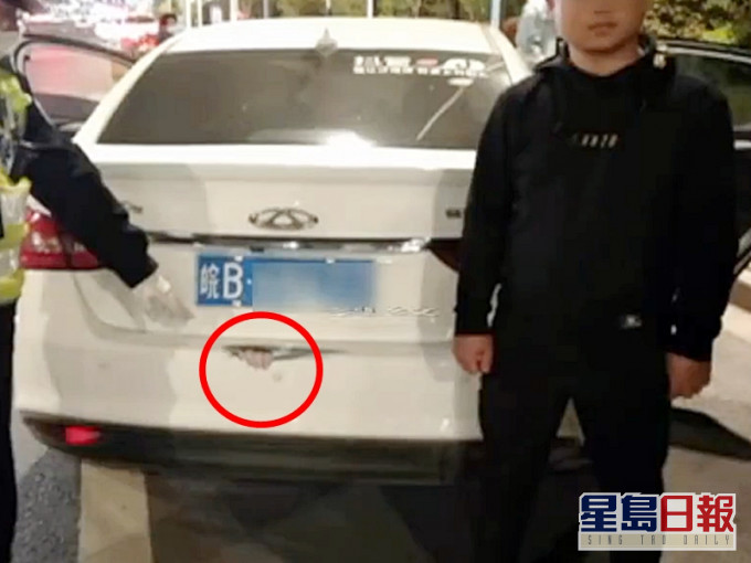 安徽司机惊见前方车尾箱露出求救之手,警方到场后揭发恶搞事件。影片截图