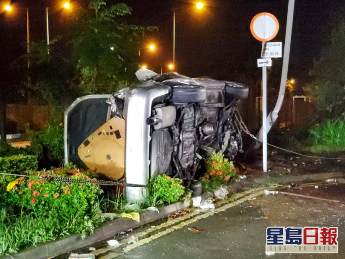 大埔吐露港公路一辆私家车疑因天雨路滑,铲上行人路后翻侧。