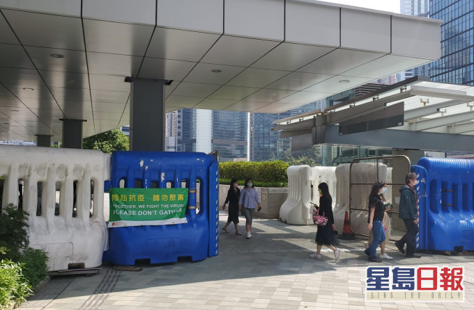 政府總部外圍仍設有水馬。 楊偉亨攝