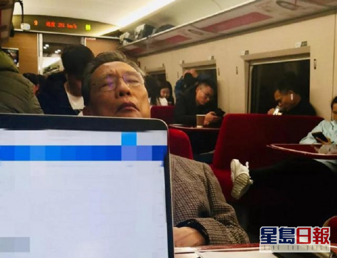 鍾南山1月趕往武漢時,因舟車勞頓在餐車睡著。網圖