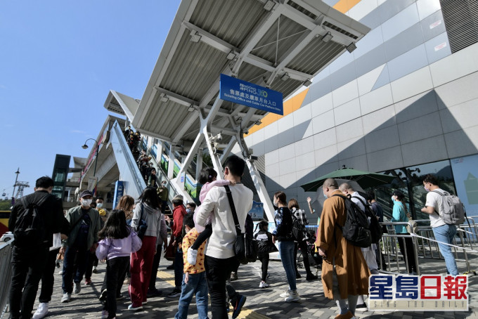 確認2名小童到港翌日已先後到訪山頂廣場、東薈城及東涌纜車站。資料圖片