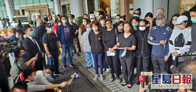 何鸿燊家人在医院外公布「赌王」死讯。