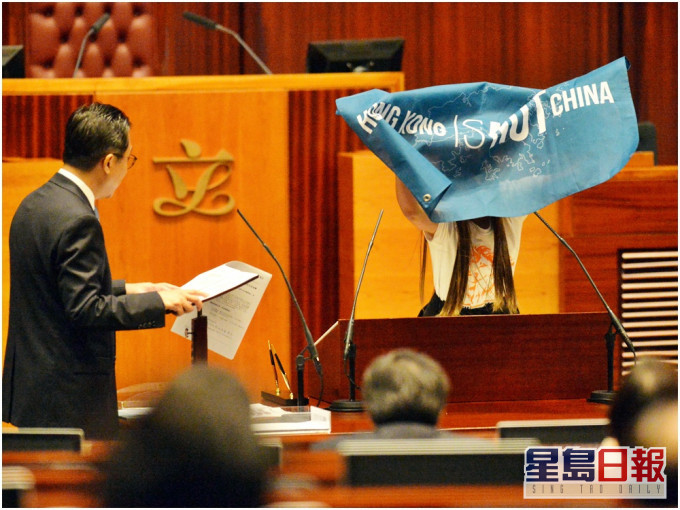 夏宝龙形容在宣誓就职时极尽丑陋的政治表演是咄咄怪事。资料图片