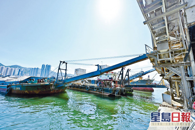 於內地盛載混凝土來港的船隻,必先在珠海市灣仔碼頭上岸清關。