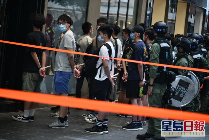 警方稱截至晚上10時,於全港多區拘捕86人,包括4名區議員。本報記者攝