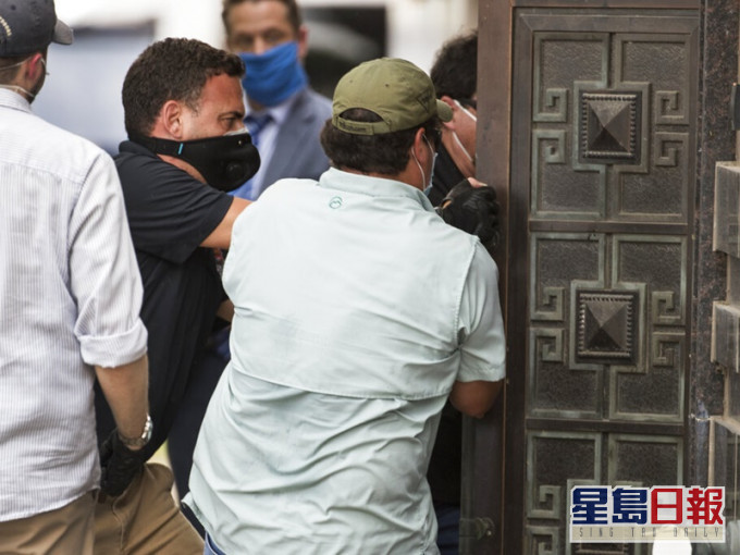 多名相信是美国官员的男子强行打开总领事馆的后门,进入建筑物。